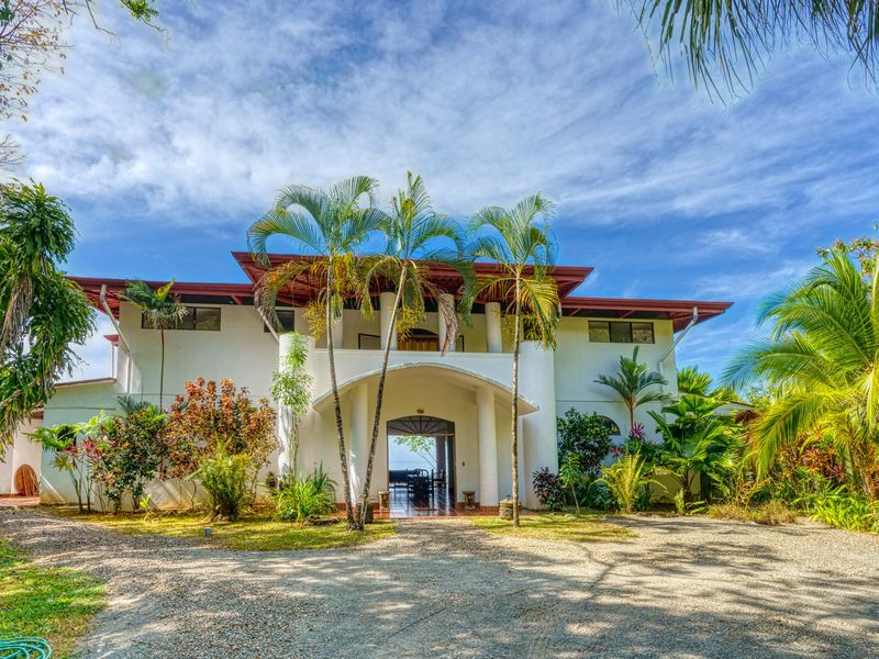 6 bed Single Family Homes For Sale in Dominical, Puntarenas - 1